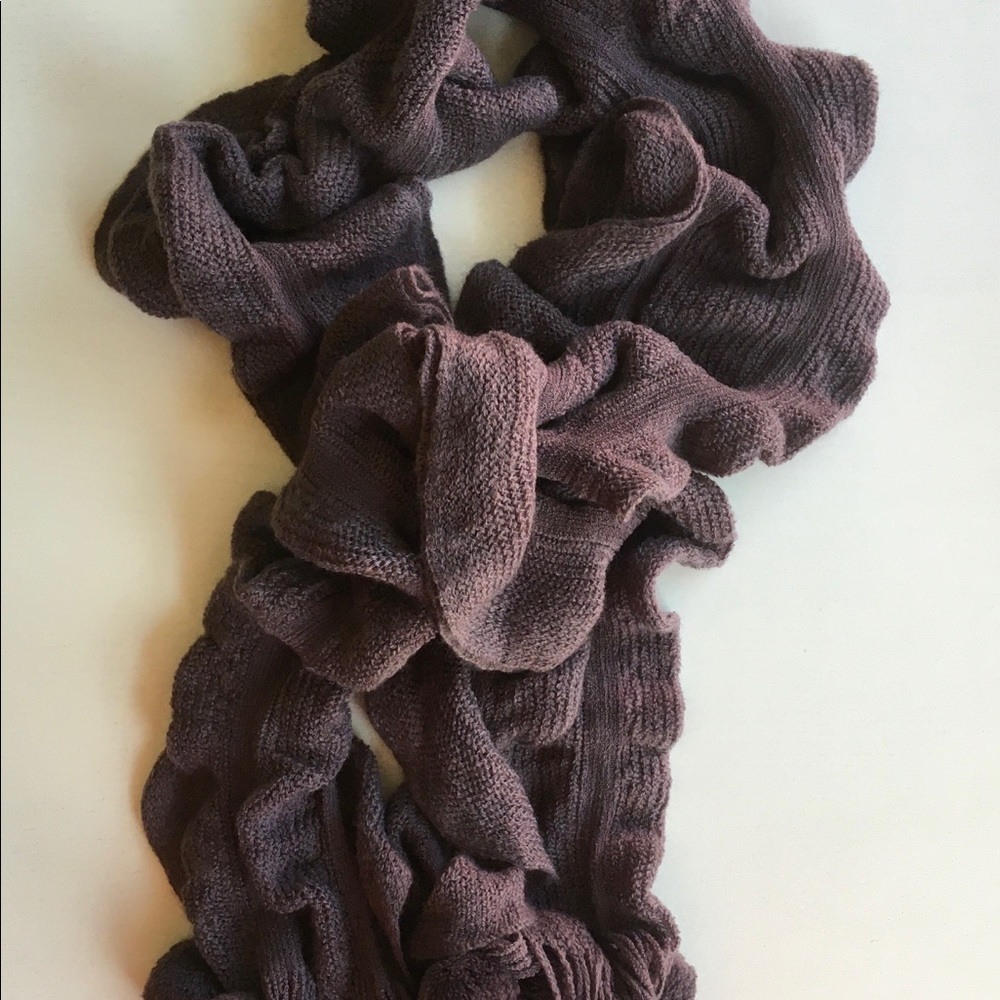 Ruffle scarf with Pom poms